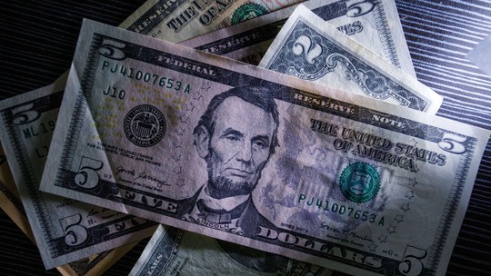 Dólar à vista cai 1,5% após feriado e tom menos agressivo do Fed