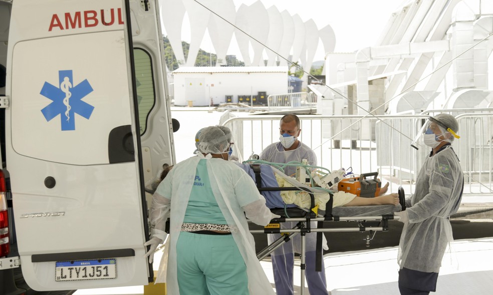 Paciente com covid 19 chega ao Hospital de Campanha do Parque dos Atletas — Foto: Gabriel de Paiva/Agência O Globo