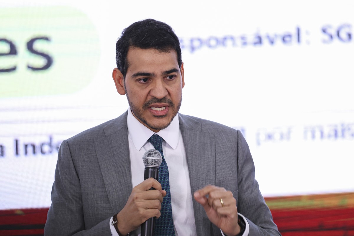 AGU avalia processar Eduardo Bolsonaro por danos causados pelo tarifaço, afirma Messias