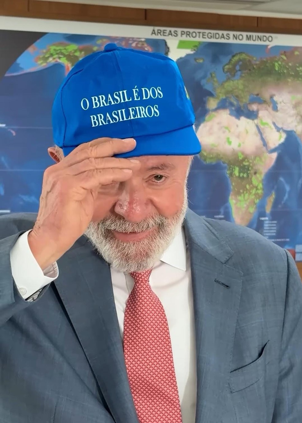 Lula publicou vídeo utilizando o boné — Foto: Reprodução/Instagram