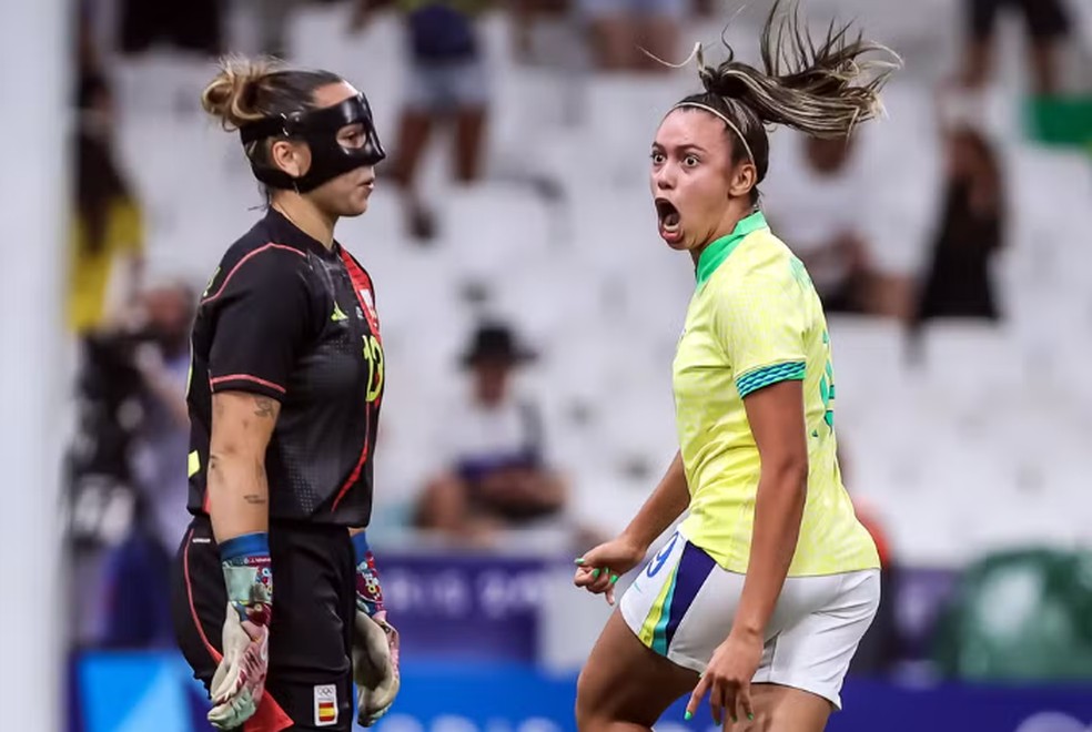 Priscila comemora após o primeiro gol na partida contra a Espanha — Foto: Comitê Olímpico Brasileiro/COB