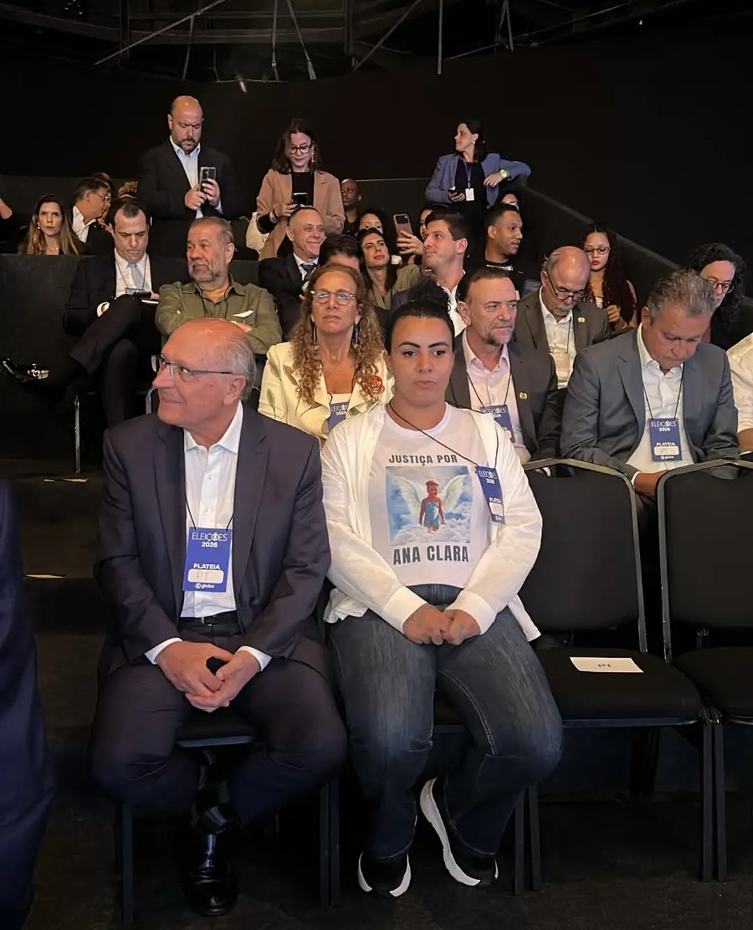 Mãe da menina Ana Clara acompanha debate da Globo em comitiva de Lula - Foto