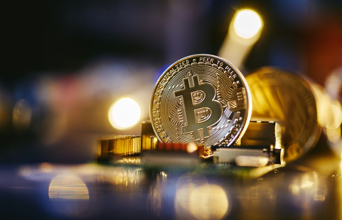 Bitcoin tem leve alta na volta do Memorial Day e opera acima dos US$ 110 mil