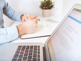 A IA prefere currículos escritos por ela mesma?