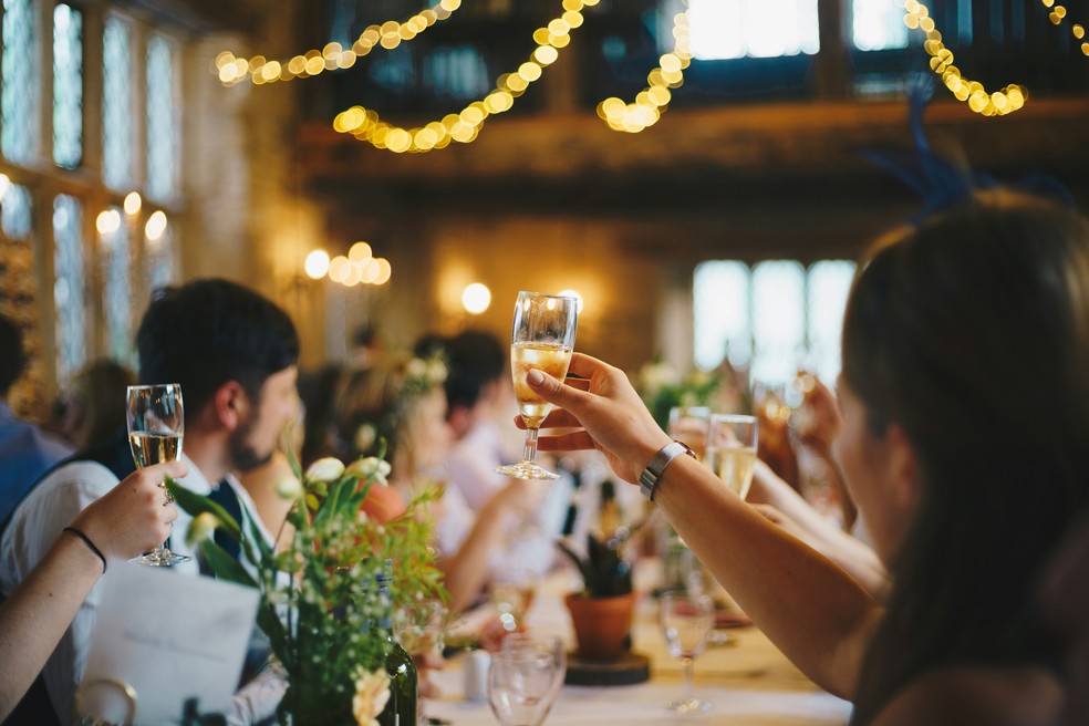 Colunista afirma que, em última análise, a decisão de ir ou não ao casamento deve ser baseada em seus próprios sentimentos e circunstâncias — Foto: Unsplash