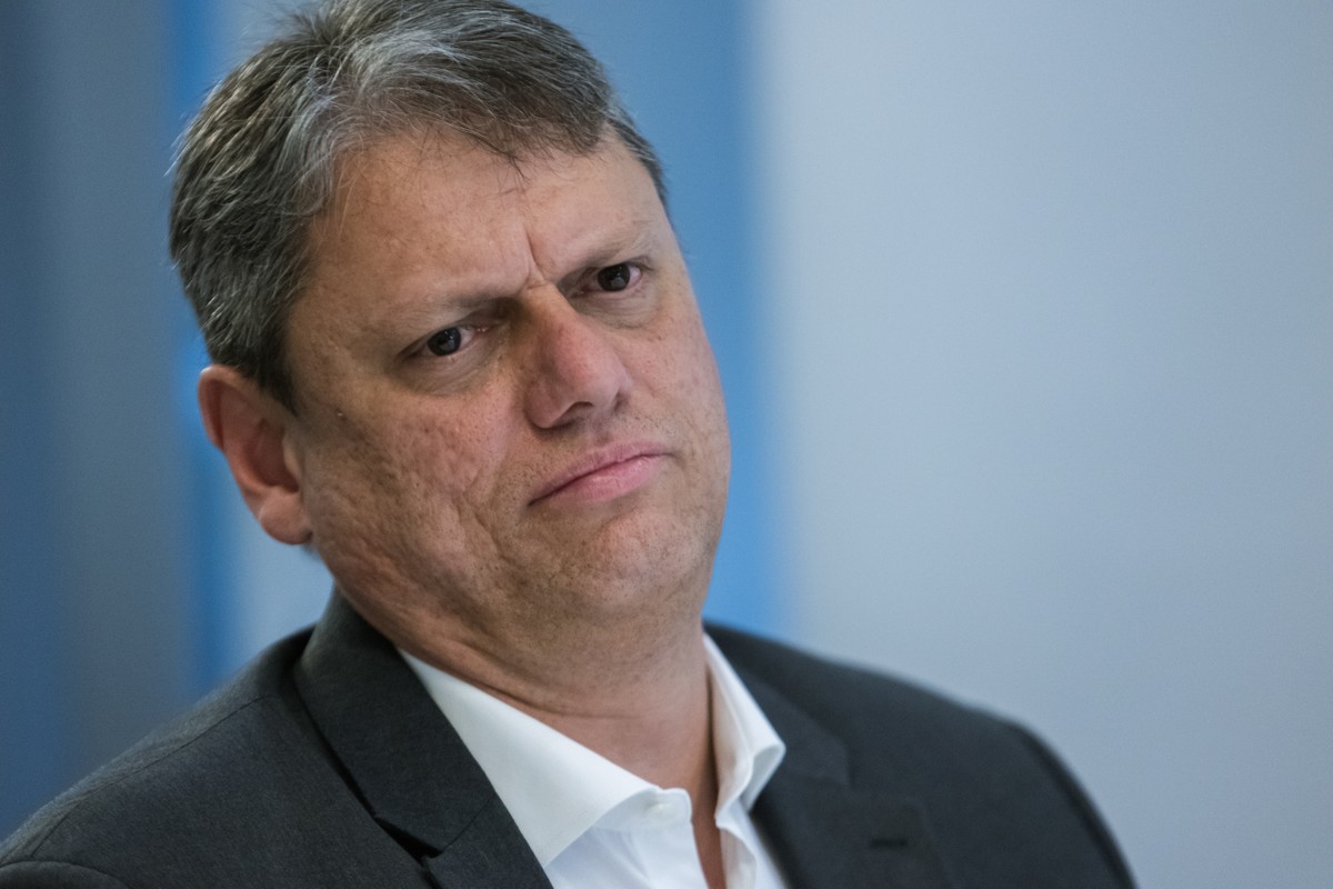 'Estresse' de Tarcísio com clã Bolsonaro pesou para desistência de visita ao ex-presidente, dizem aliados