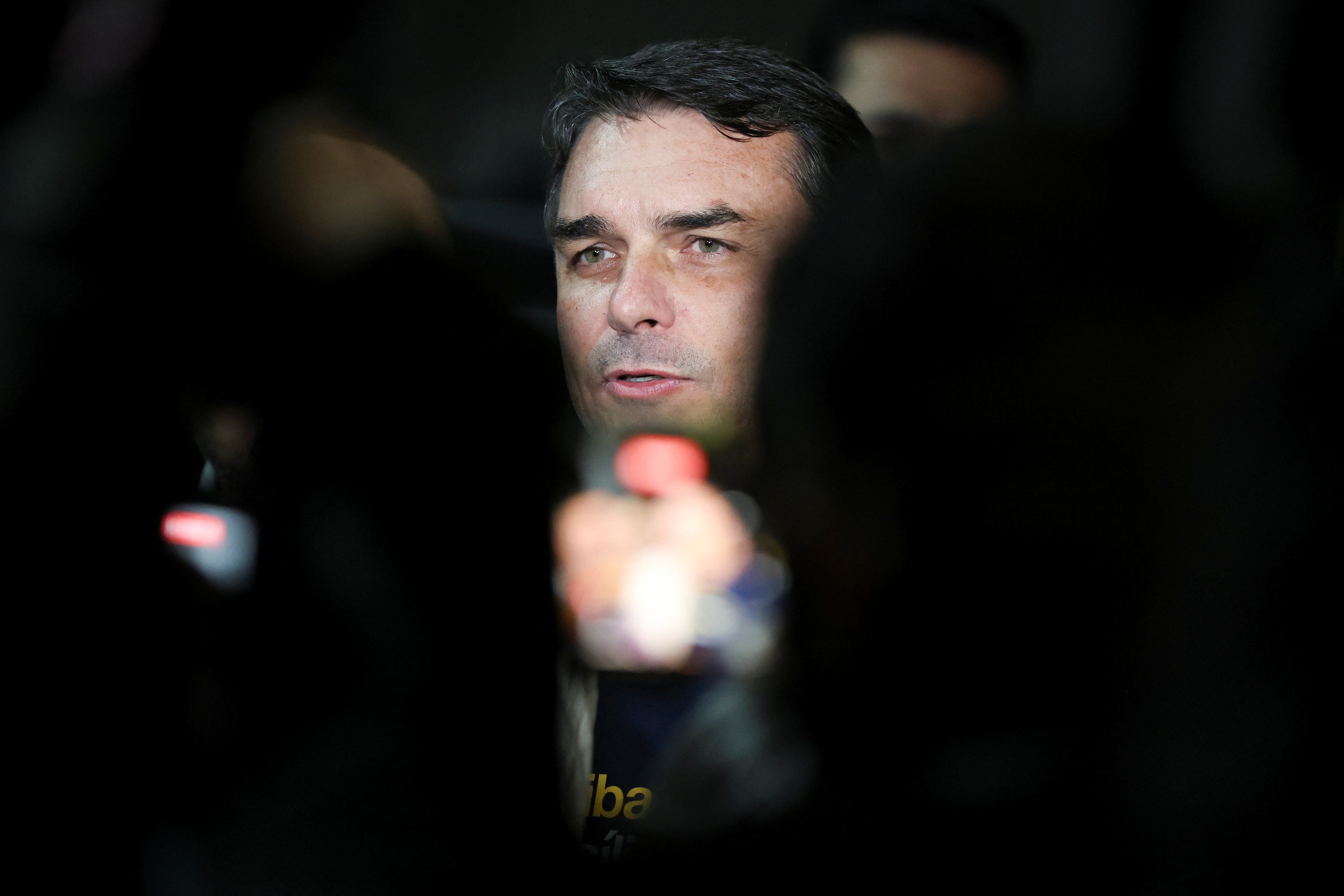 Em aceno a religiosos, Flávio Bolsonaro divulga jingle sobre fé e exibe Tarcísio, Moro e Michelle