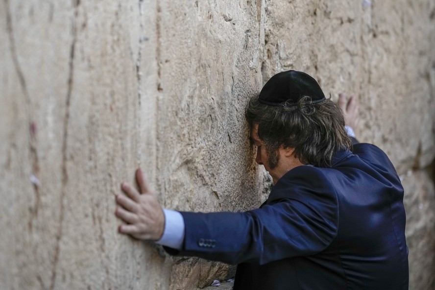 Milei visita Muro das Lamentações, em Israel, e se emociona | Mundo ...