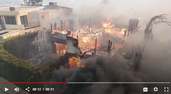 Casa dos atores Adam Brody e Leighton Meester, em Pacific Palisades, consumida pelo fogo – Foto: Reprodução/TMZ 