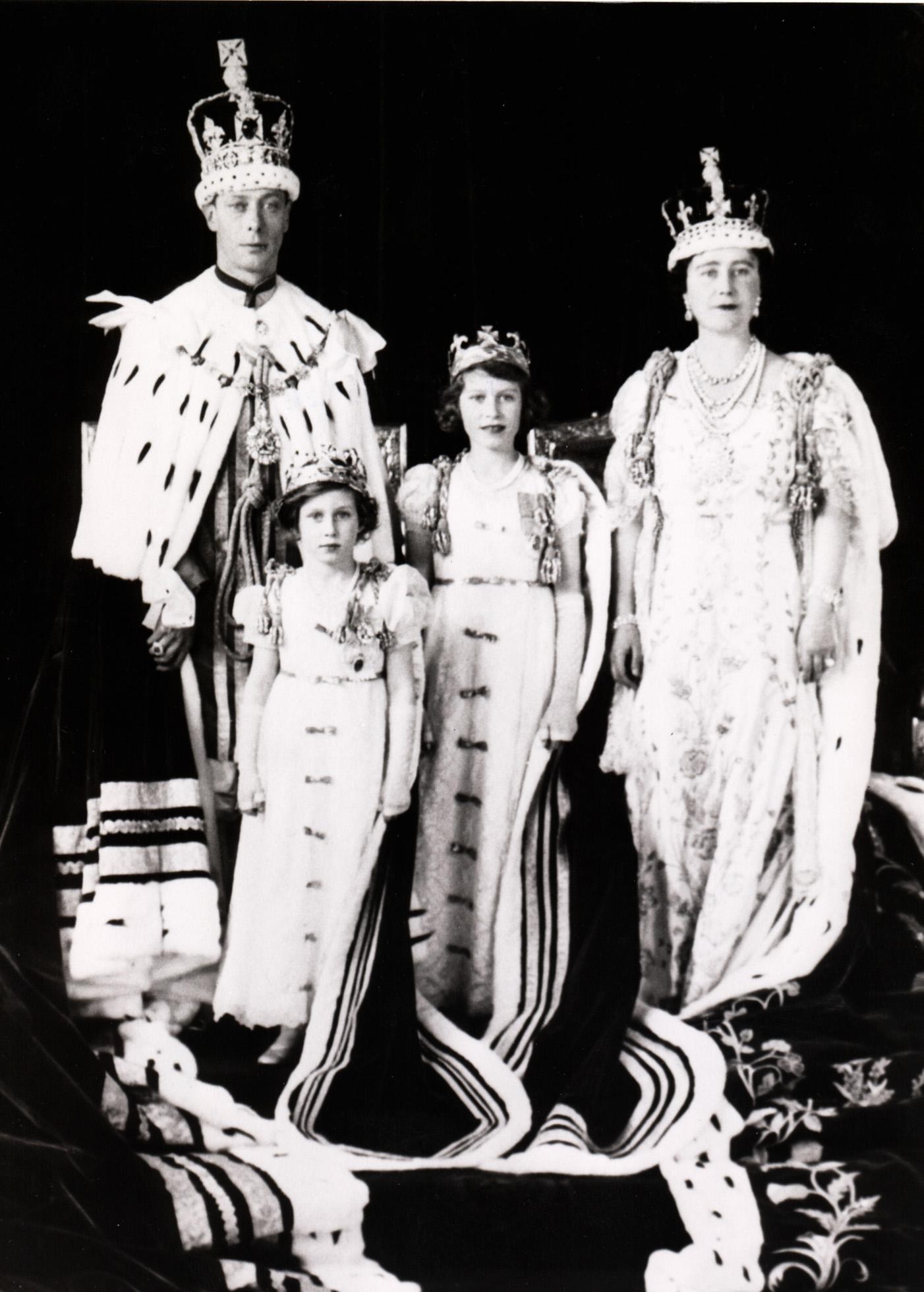 Foto de família: a princesa Elizabeth ao centro, com a irmã, Margaret, ladeadas pelos pais, o rei George VI e a rainha Elizabeth (conhecida como Rainha Mãe)FOR USE AS DESIRED WITH THE QUEEN MOTHER'S 100TH BIRTHDAY-- FILE--- Britain's Queen Elizabeth, the Queen Mother, poses with her husband  King George VI,  and their two daughters, Princess Elizabeth, c — Foto: AP Photo/FILE
