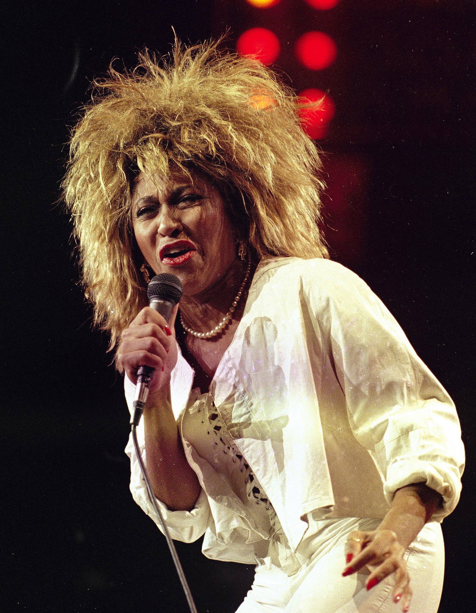 A cantora americana Tina Turner era famosa por fazer apresentações vigorosas — Foto: Ray Stubblebine/AP