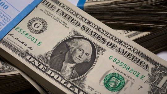 Dólar à vista opera em leve queda, e real se descola dos pares
