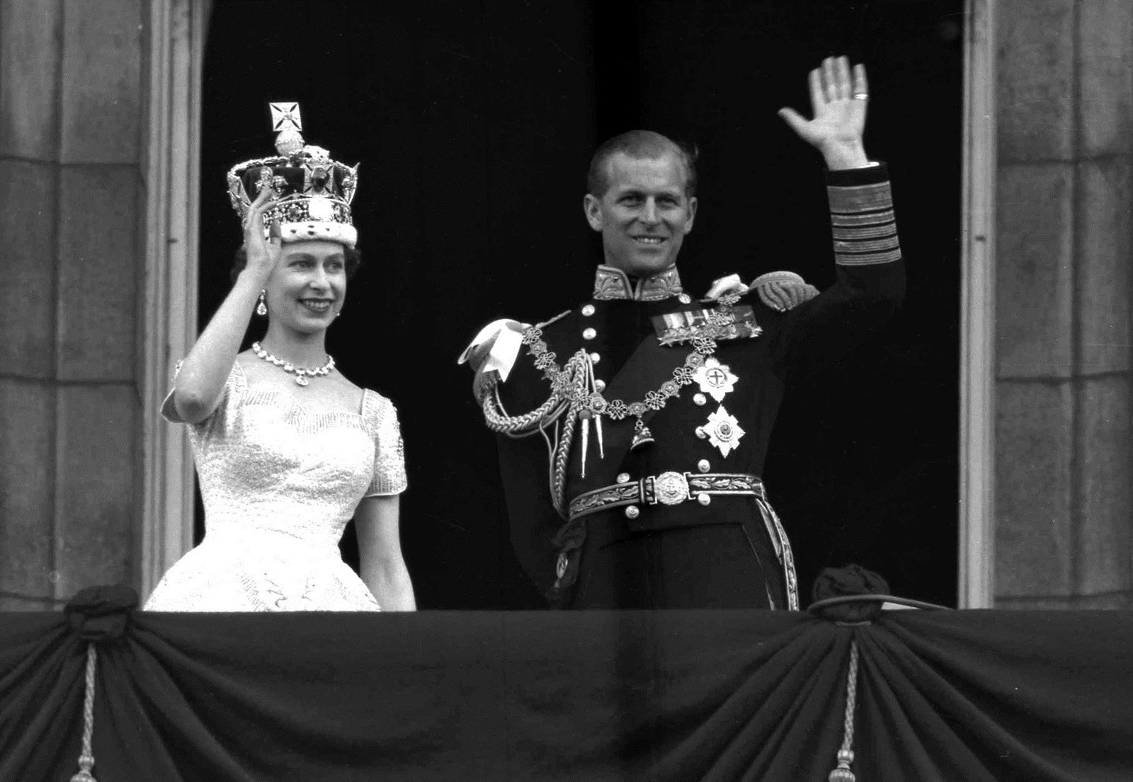 Elizabeth II e o príncipe Philip, duque de Edimburgo, acenam para os apoiadores da varanda do Palácio de Buckingham, após sua coroação. — Foto: Leslie Priest/AP