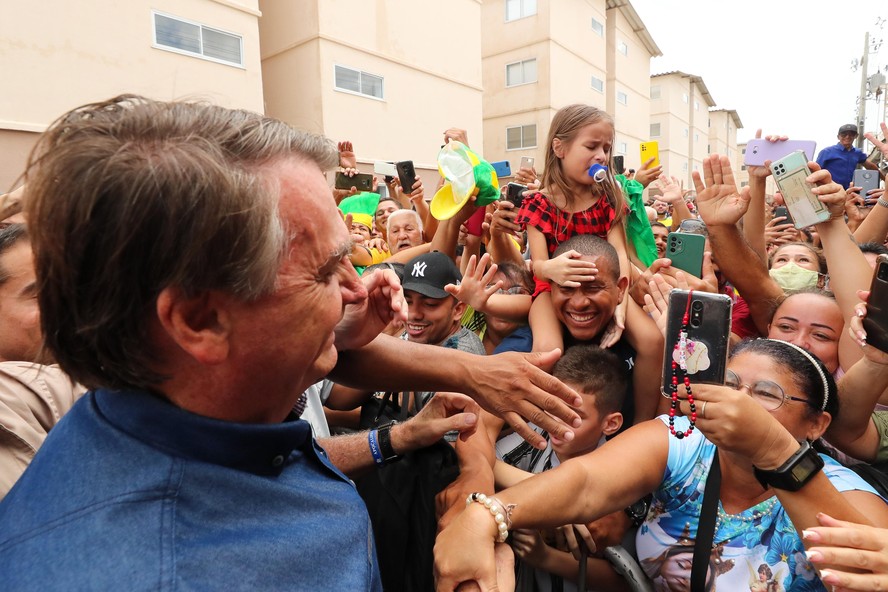(João Pessoa - PB, 24/06/2022) Presidente da República, Jair Bolsonaro cumprimenta cidadãos.
Foto: Isac Nóbrega/PR