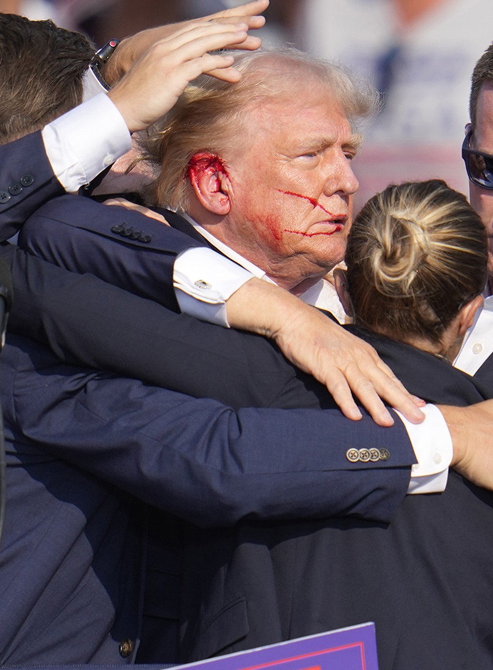 A tentativa de assassinato de Trump (acima) e a revolta entre os democratas para que Biden (abaixo) desista da disputa reforçaram a percepção de imprevisibilidade dos EUA — Foto: Gene J. Puskar/AP - 13/07/2024