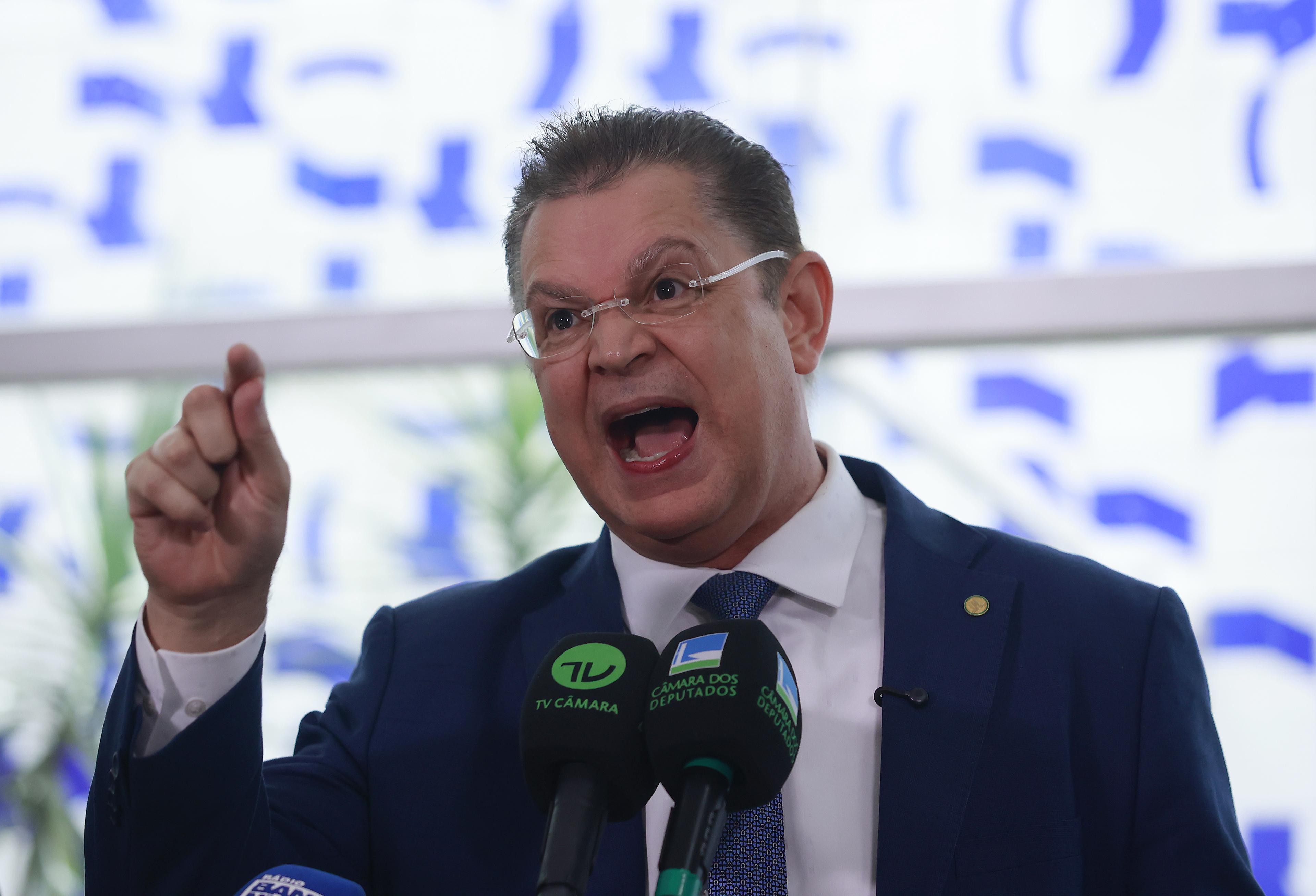 Bolsonaristas minimizam queda no Datafolha e veem Flávio competitivo