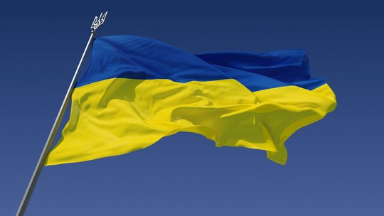 Entre alertas de mísseis e cortes de energia, fábricas ucranianas exportam cadeiras e armários