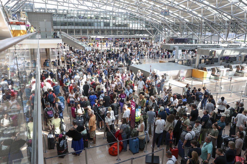 Passageiros em aeroporto de Hamburgo, na Alemanha — Foto: Bodo Marks/dpa via AP