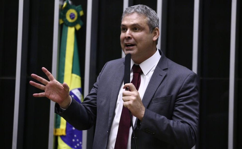 Deputados em reunião na Câmara dos Deputados para discutir pautas econômicas.