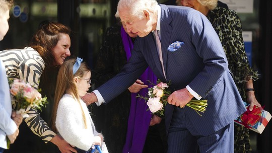 Rei Charles retoma serviços reais em 1º compromisso público após diagnóstico de câncer