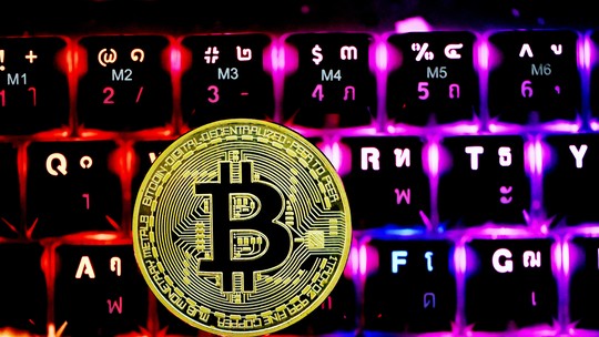 Bitcoin encerra semana tensa no campo regulatório com baixa de 3%