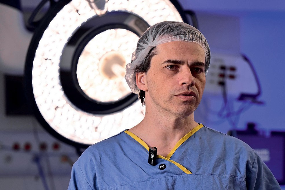 De São Paulo, o cirurgião Rafael Coelho (Hospital Nove de Julho) operou paciente do Hospital Mãe de Deus, em Porto Alegre — Foto: Divulgação/Hospital Nove de Julho