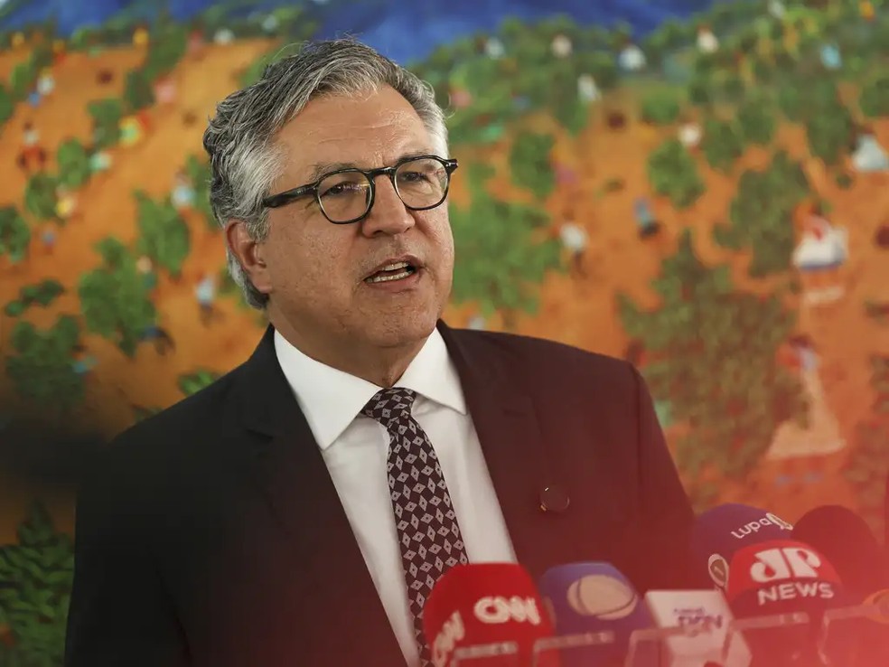O novo ministro da Saúde, Alexandre Padilha, se reuniu com o presidente da Comissão de Constituição e Justiça (CCJ) do Senado, Otto Alencar (PSD-BA), na tarde desta quarta-feira (12) — Foto: Marcelo Camargo/Agência Brasil