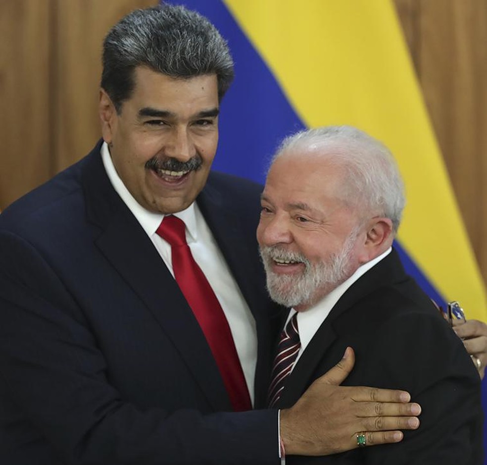 O presidente da Venezuela, Nicolás Maduro, é recebido pelo presidente Lula — Foto: Gustavo Moreno/AP