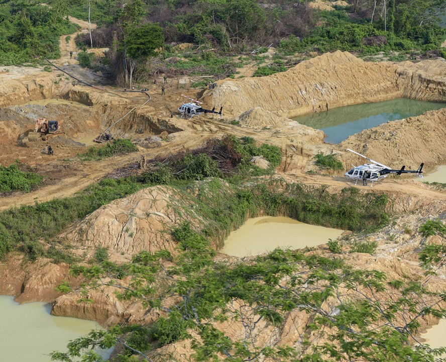 Técnicos do Ibama realizam operação de combate a garimpo ilegal de ouro instalado em área dos índios caiapós, no Pará