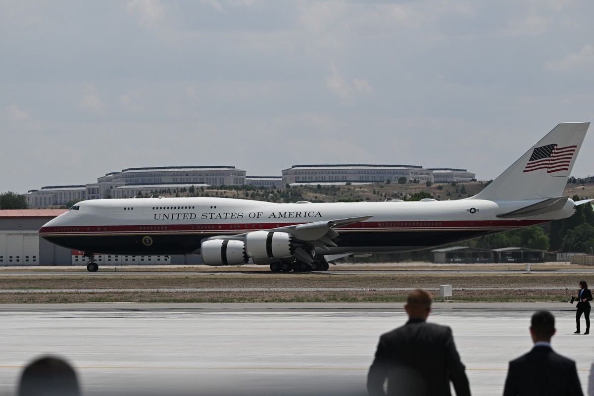Governo Trump Convoca Jornalistas do NYT Sobre Air Force One