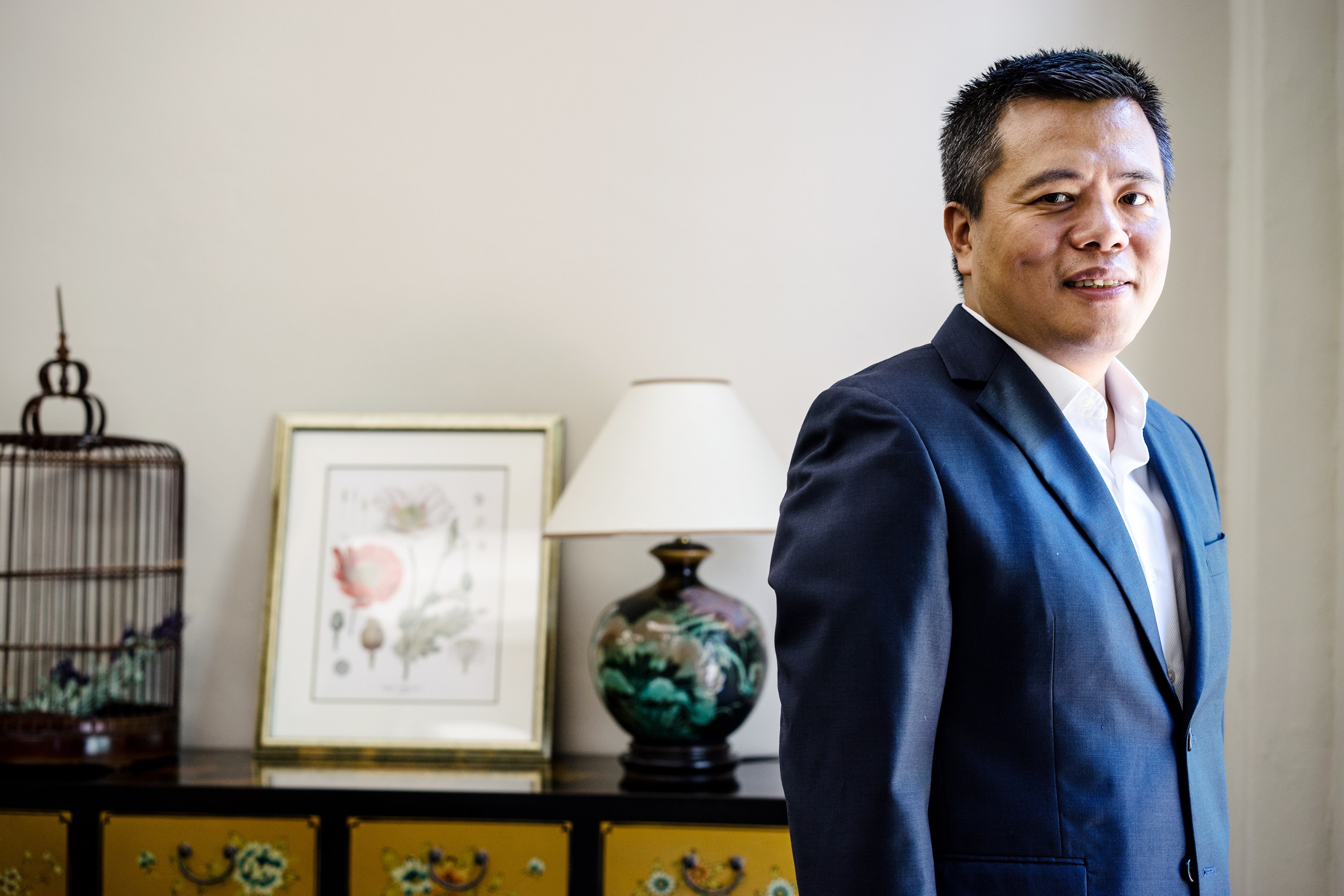 Bilionário chinês lida com os limites de construir IA através das fronteiras