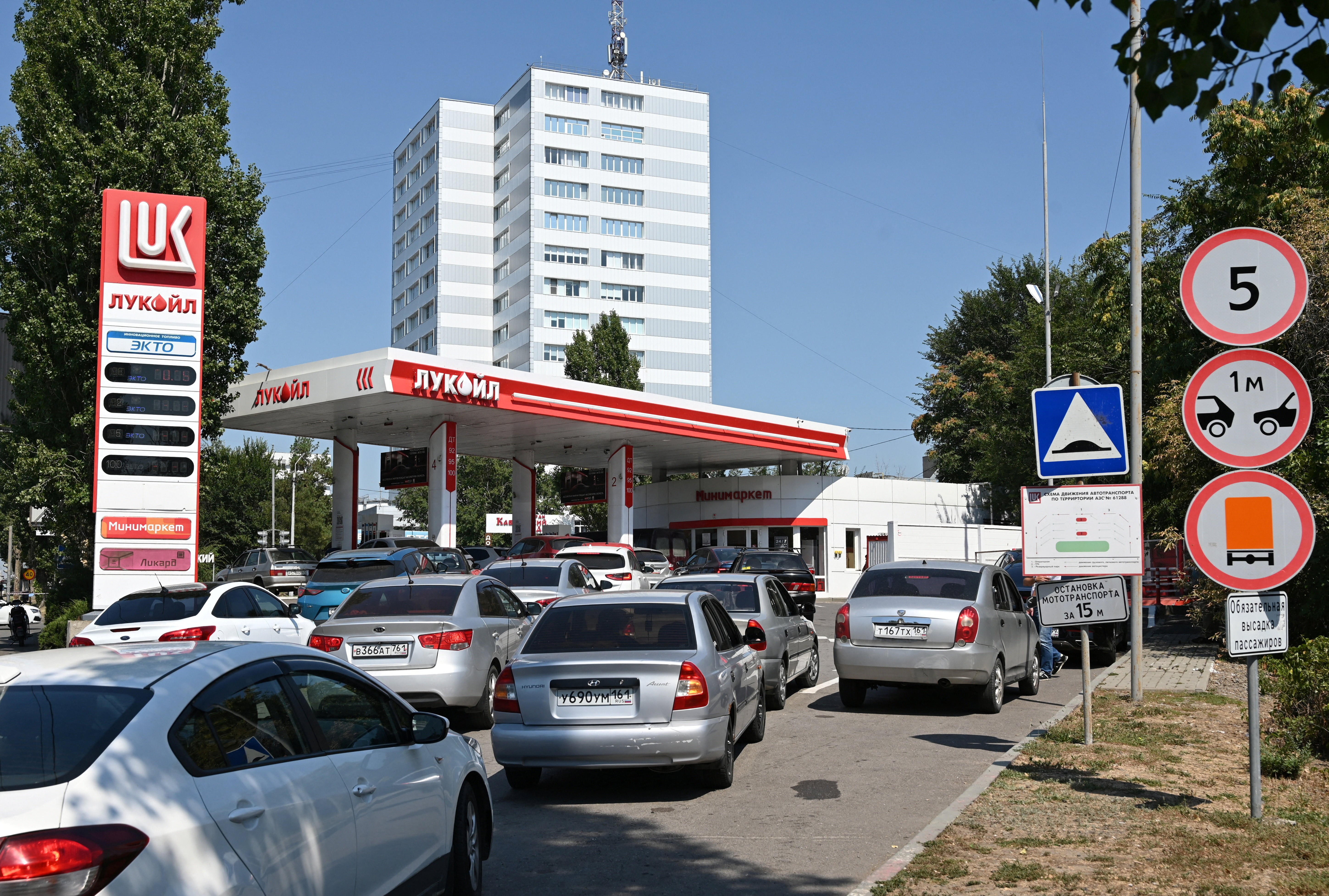 Produção de gasolina da Rússia cai para 70% da demanda interna após ataques de drones - QTU Questões do Universo