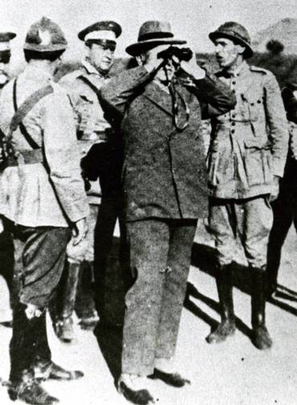 Getúlio Vargas observando a posição dos revolucionários paulistas — Foto: Reprodução/Agência O GLOBO
