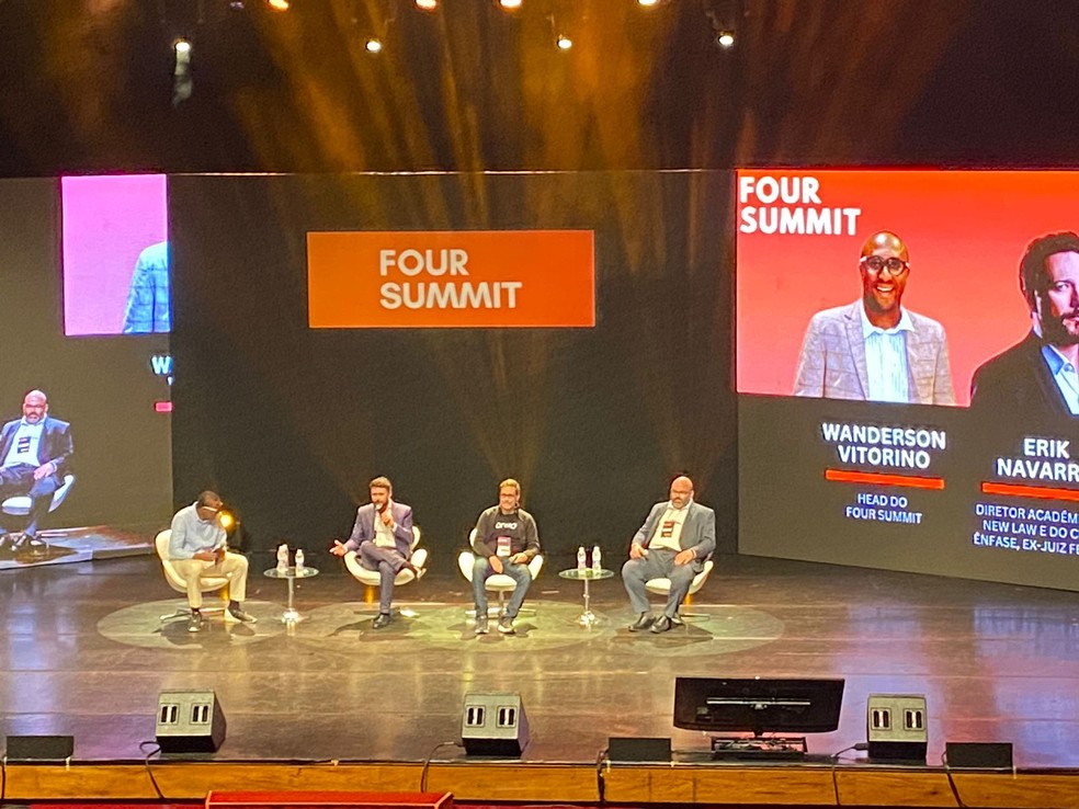 Wanderson Vitorino (à esquerda - chefe do Four Summit), Erik Navarro (Nova Lei e Ênfase), Rodrigo Borges (Buscapé e Domo Invest) e Jesaías Arruda (Abranet e Bemol) — Foto: Natália Flach - Valor