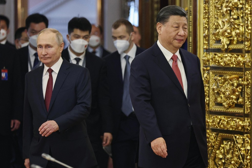Vladimir Putin (à esq.) e Xi Jinping após encontro no Kremlin. — Foto: Mikhail Tereshchenko/AP