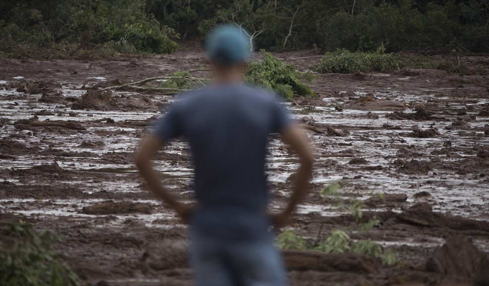 Homem observa lama após desastre na barragem de Brumadinho (MG) — Foto: AP Photo