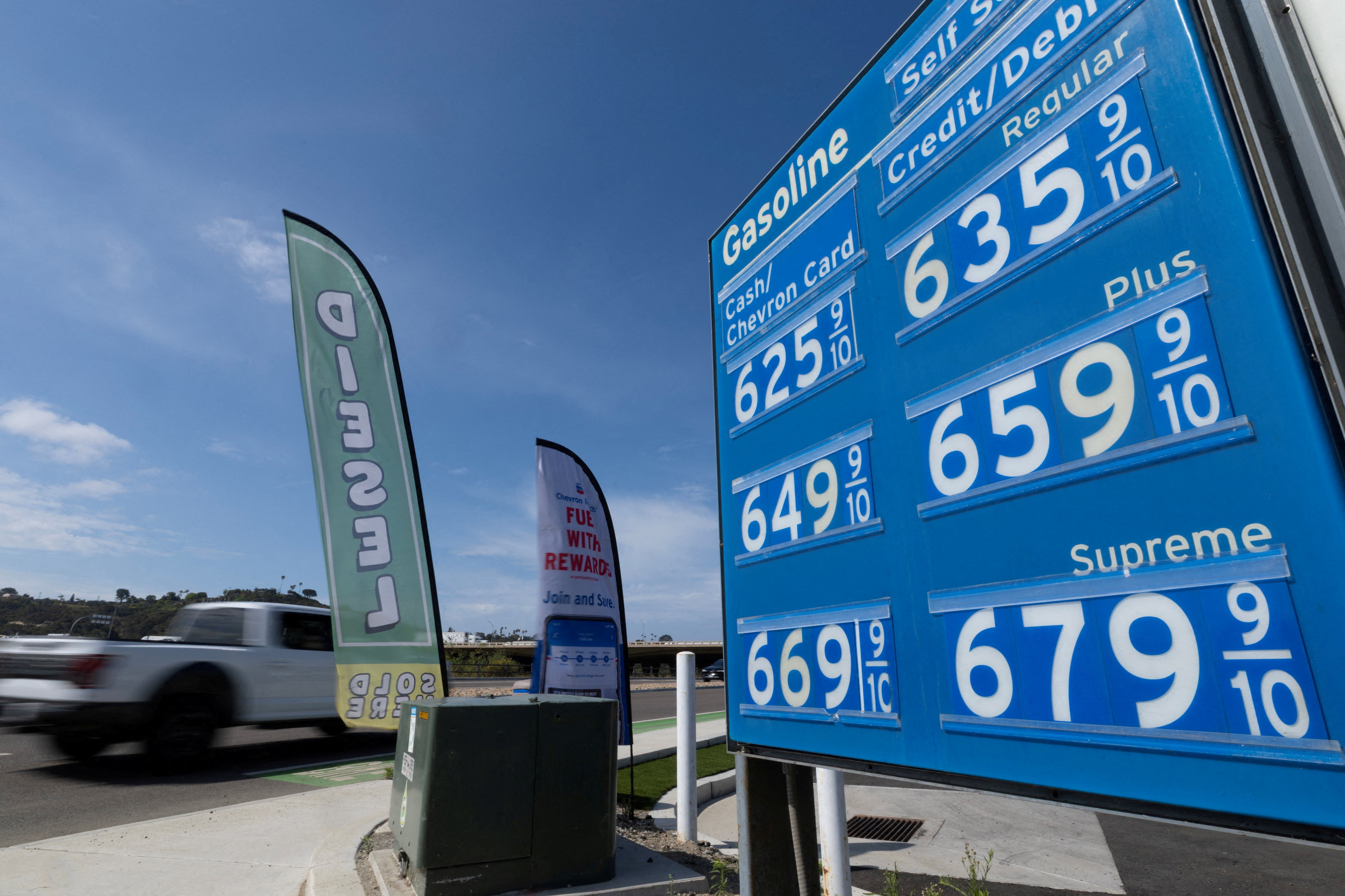Casa Branca busca aliviar regras para refinarias e reduzir preço da gasolina - QTU Questões do Universo