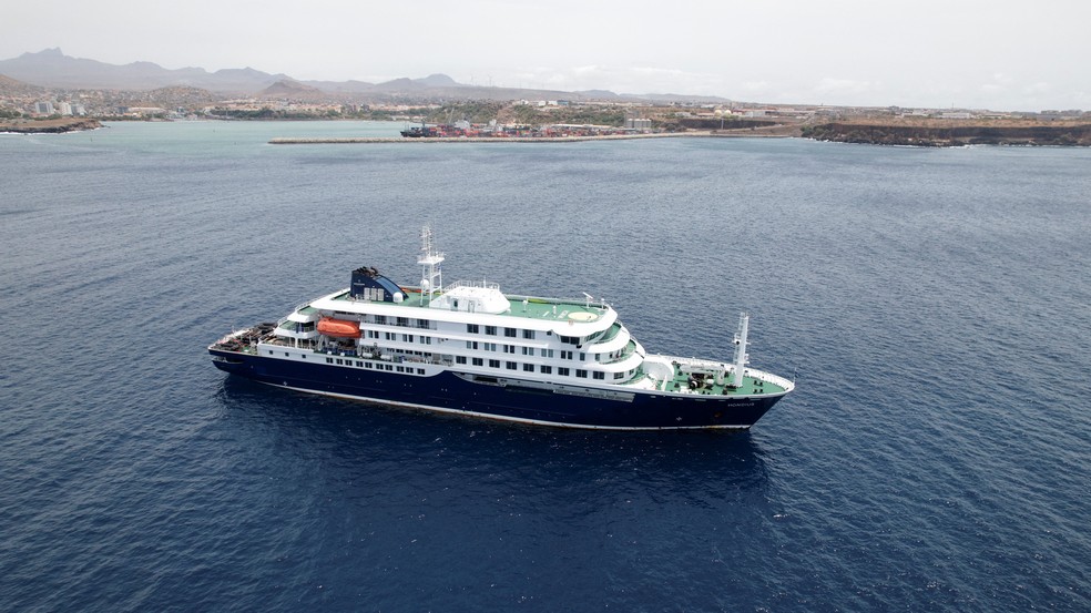 Vista aérea do navio de cruzeiro MV Hondius, que transporta passageiros suspeitos de terem casos de hantavírus — Foto: Danilson Sequeira/Reuters