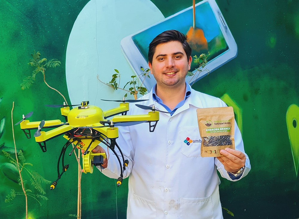 Gabriel Estevam, da Ambipar: “Cápsula protege a semente contra sol e insetos e a nutre com matéria orgânica” — Foto: Divulgação