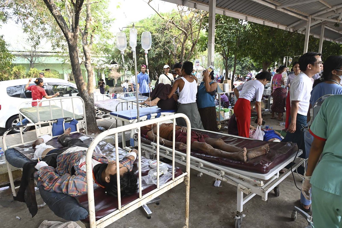 Número de mortos em terremoto em Mianmar sobe para 800 enquanto primeira ajuda internacional chega