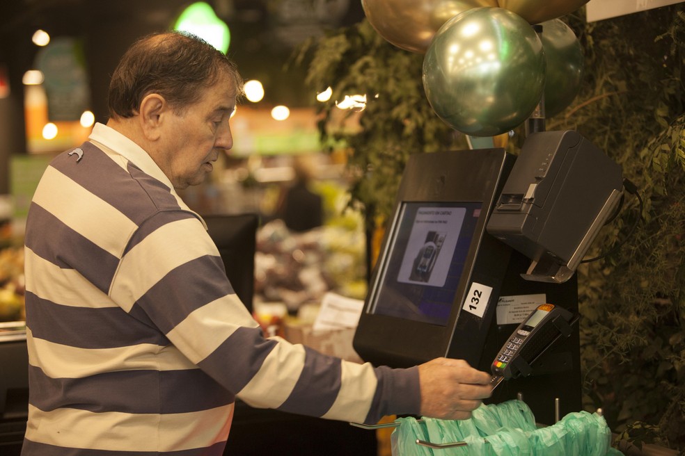 Carlos Lepique, 80 anos, cliente que adotou o sistema de autopagamento em supermercado — Foto: Carol Carquejeiro/Valor.