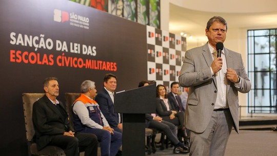 Gilmar dá 10 dias para Tarcísio explicar ao STF lei das escolas cívico-militares em São Paulo