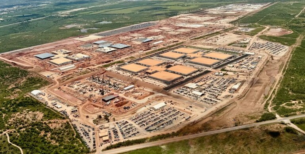 Edifícios de que abrigam centros de dados (data centers) da Oracle e OpenAI, em Abilene, Texas — Foto: Divulgação/OpenAI