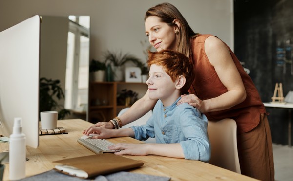 Deixar o trabalho para cuidar dos filhos &eacute; pensamento de homens e mulheres  | Carreira | Valor Econ&ocirc;mico