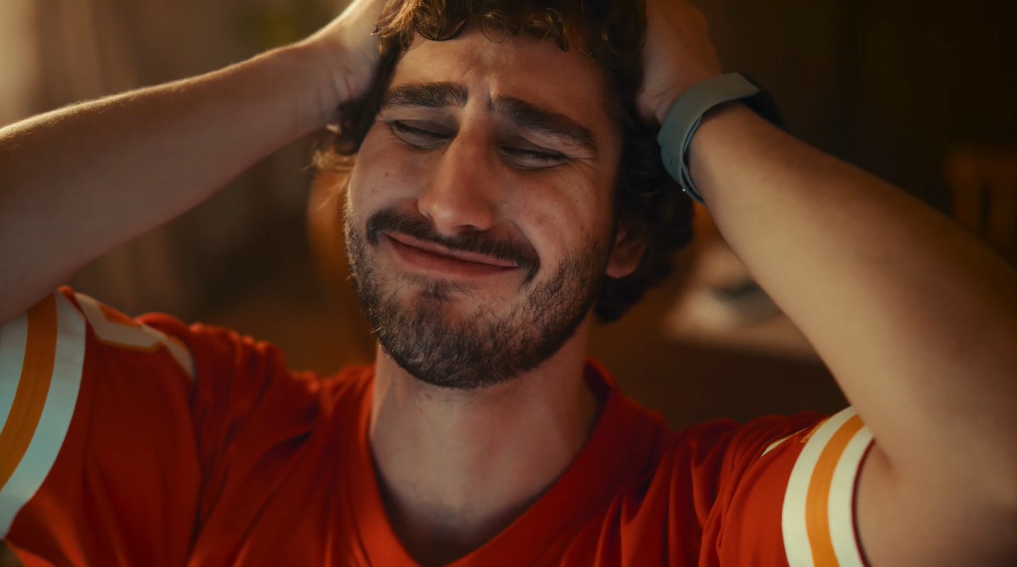 Snickers lança nova campanha publicitária focada na NFL no Brasil