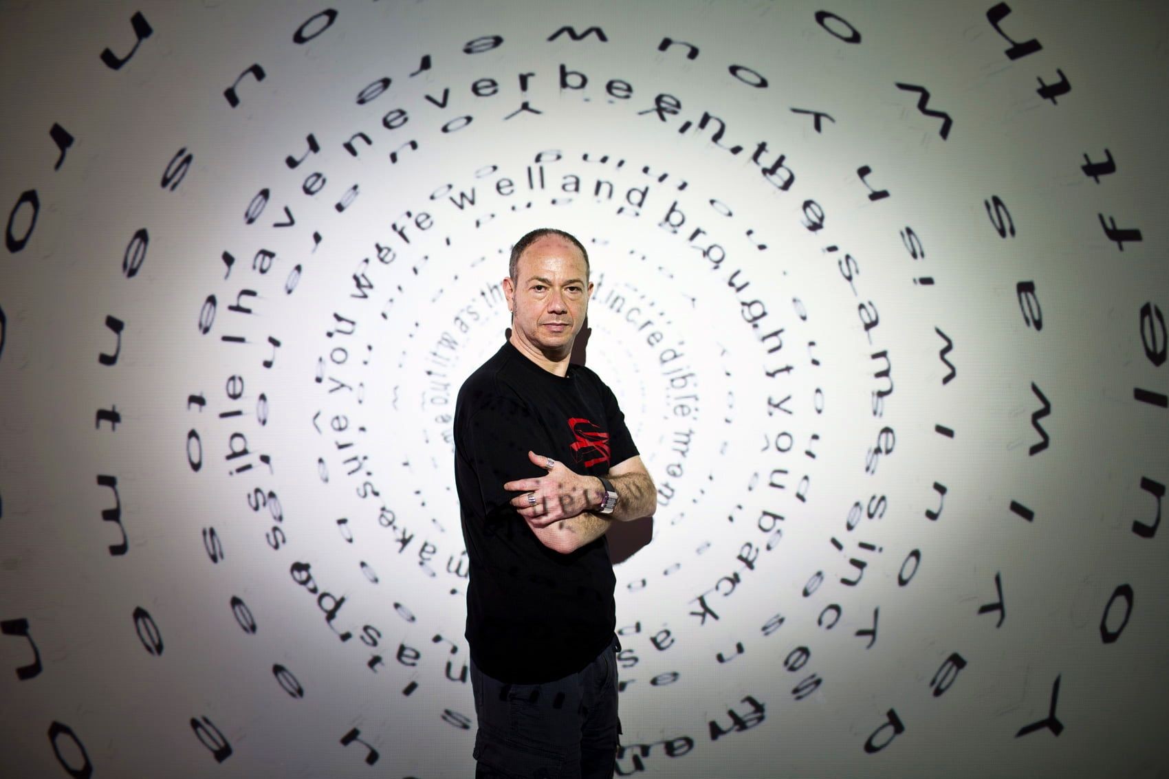 Quem é Eduardo Kac, o brasileiro que leva sua arte literalmente para o espaço