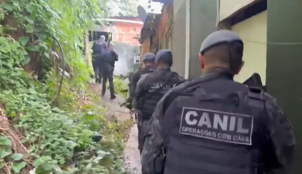 Policiais militares durante ação no Morro do Engenho, no Guarujá — Foto: Reprodução/X - Polícia Militar de SP