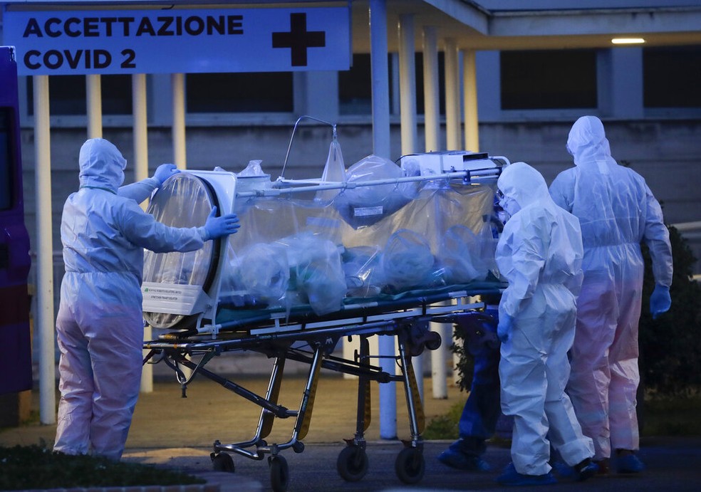 Paciente de coronavírus recebe tratamento com equipamentos especiais na Itália  — Foto: AP Photo/Alessandra Tarantino