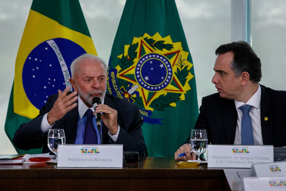 Senadores em reunião no Congresso Nacional, discutindo temas políticos.