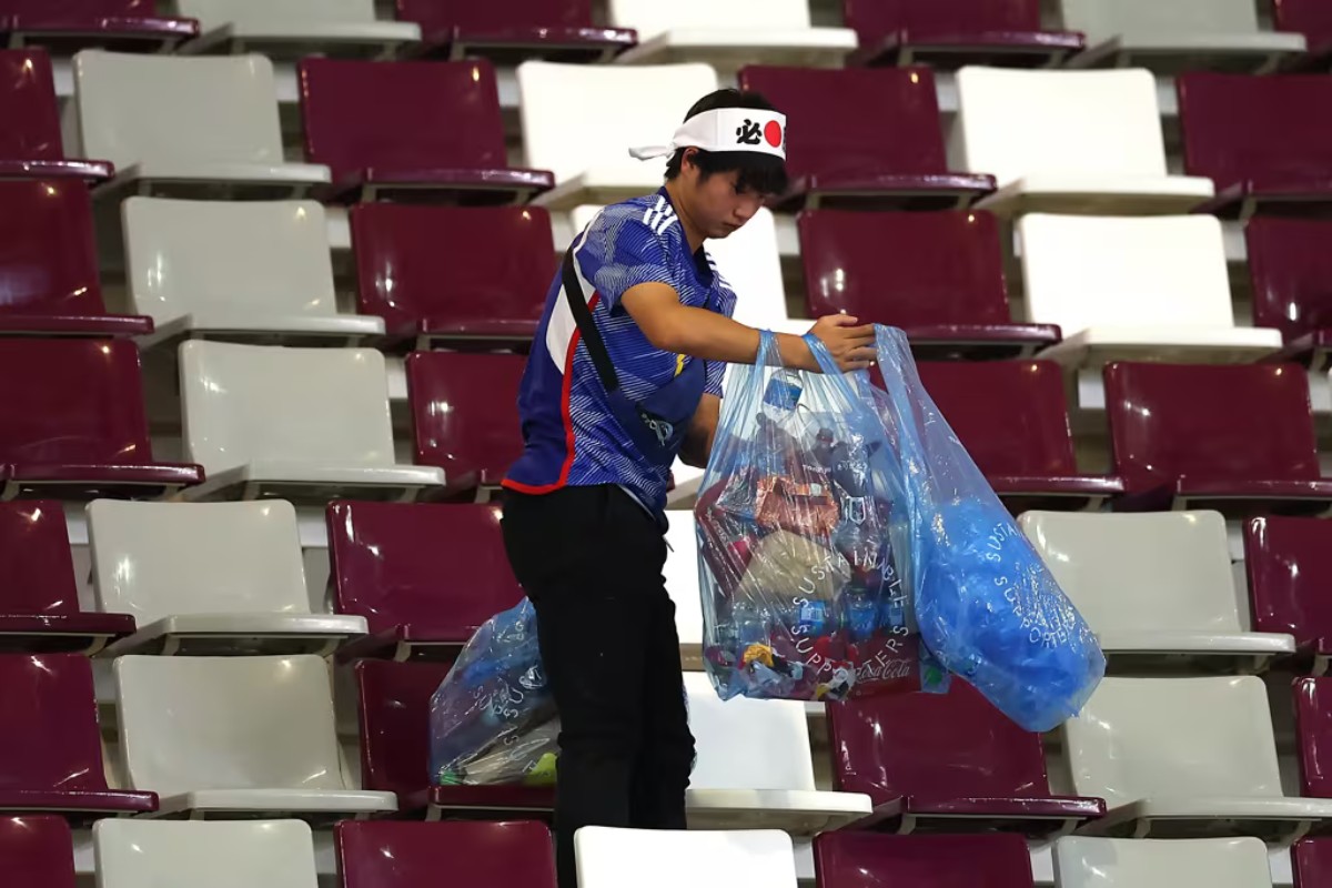 Por que os japoneses limpam o estádio depois do jogo na Copa do Mundo